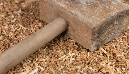 Un maillet en bois de menuisier.