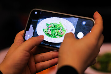 Using a mobile phone to photograph food