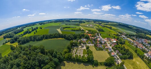 Ausblick auf die Gemeinde Jetzendorf im Ilmtal im Donau-Isar-Hügelland in Oberbayern