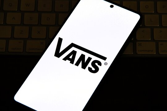 Vans - Marca de cal&ccedil;ados, roupas e acess&oacute;rios para skate (originalmente chamada Van Doren Rubber Company).
