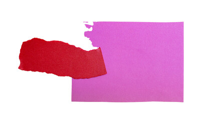 Papel rasgado rojo sobre fondo de cartulina rosa en composición minimalista