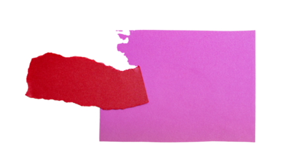 Papel rasgado rojo sobre fondo de cartulina rosa en composición minimalista