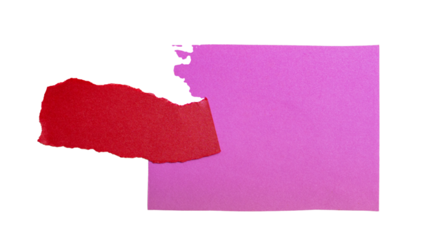 Papel rasgado rojo sobre fondo de cartulina rosa en composición minimalista