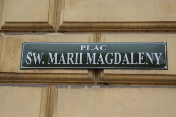 Stra&szlig;enschild Platz der Heiligen Maria Magdalena in Krakau, Polen