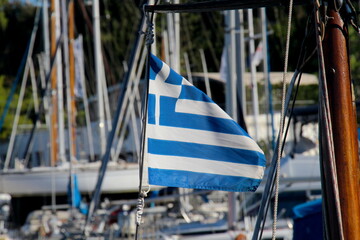 griechische Flagge in einem Hafen