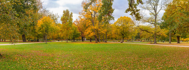 Berlin im Herbst: Herbstwetter am Treptower Park zwischen Spree und Puschkinallee, Grünes Berlin Parkanlage mit Laubbäumen - alter Baumbestand mit gelben Laub © Maurice Tricatelle