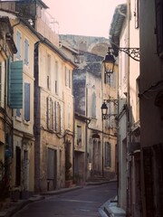 Gasse in Arles, Südfrankreich