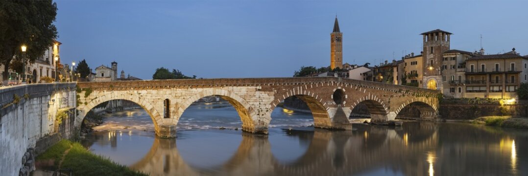Old town with the Adige, Ponte Pietra, Verona, Adige Valley, Veneto, Italy