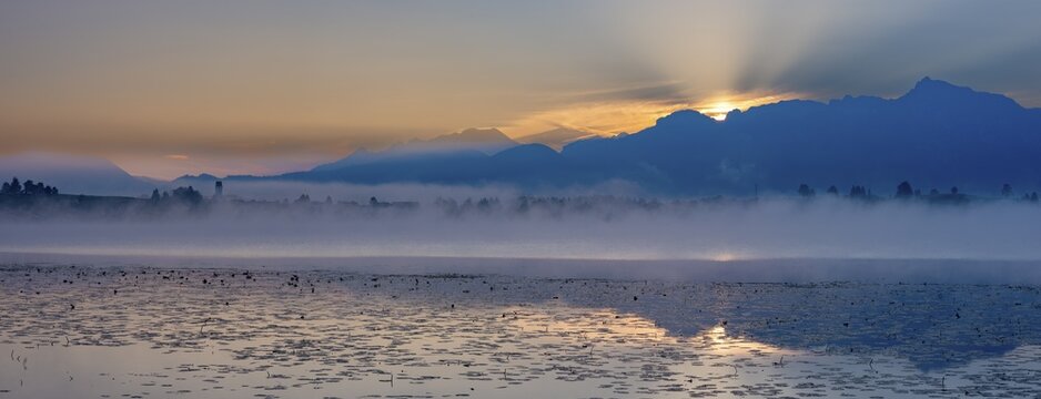 Sunrise at Lake Hopfensee near F&uuml;ssen, behind Hopfen am See, the Tegelberg massif and the S&auml;uling, Ostallg&auml;u, Allg&auml;u, Upper Swabia, Swabia, Bavaria, Germany