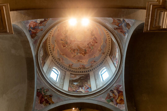 La grande cupola affrescata presso l'abbazia benedettina di Santa Maria Assunta di Praglia a Teolo, Padova 