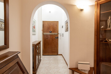 Ingresso con mobili in legno scuro