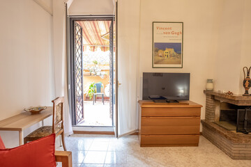 Balcone in camera con televisore