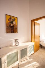 Suppellettile cucina con bilancia e poster vintage