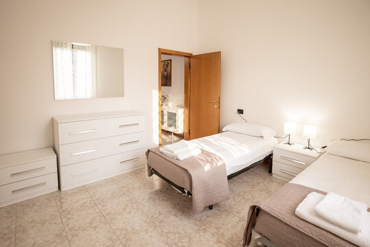 Camera da letto bianca con specchio