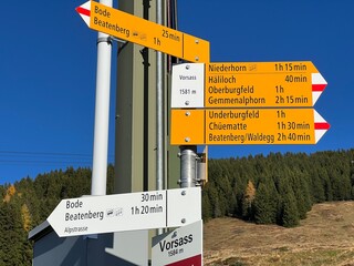 Mountaineering signposts and markings on peaks and slopes in the Bernese Oberland region, Switzerland - Bergsteiger-Wegweiser und Markierungen auf Gipfeln und Hängen im Berner Oberland, Schweiz