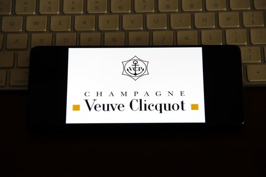 Veuve Clicquot - Marca de champanhe francesa, origin&aacute;ria de Reims, conhecida pelo seu r&oacute;tulo laranja. A hist&oacute;ria da empresa est&aacute; ligada &agrave; vis&atilde;o empreendedora de Madame Clicquot Ponsardin.