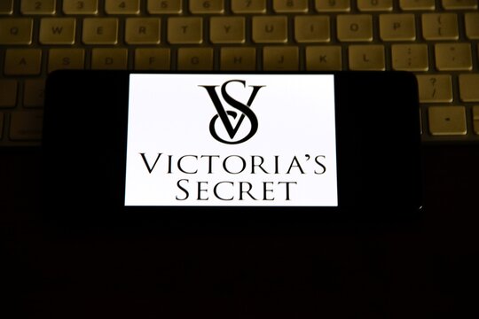 Victoria's Secret - Marca de lingerie, produtos de beleza e moda feminina fundada em 1977 nos Estados Unidos. A empresa &eacute; conhecida por suas pe&ccedil;as de lingerie sensual e produtos de cuidados pessoais.