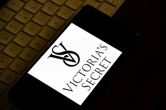 Victoria's Secret - Marca de lingerie, produtos de beleza e moda feminina fundada em 1977 nos Estados Unidos. A empresa &eacute; conhecida por suas pe&ccedil;as de lingerie sensual e produtos de cuidados pessoais.