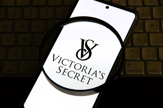 Victoria's Secret - Marca de lingerie, produtos de beleza e moda feminina fundada em 1977 nos Estados Unidos. A empresa &eacute; conhecida por suas pe&ccedil;as de lingerie sensual e produtos de cuidados pessoais.