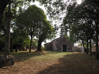 iglesia rom&aacute;nica de San  Jorge del peque&ntilde;o pueblo de Santiso, provincia de La Coru&ntilde;a,  una sola nave, campanario en espada&ntilde;a, crucero en el atrio, Galicia, Espa&ntilde;a, Europa