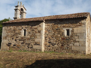 iglesia rom&aacute;nica de San  Jorge del peque&ntilde;o pueblo de Santiso, provincia de La Coru&ntilde;a,  una sola nave, campanario en espada&ntilde;a, crucero en el atrio, Galicia, Espa&ntilde;a, Europa