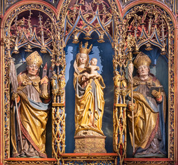 Obraz premium SALZBURG, AUSTIRA - SEPTEMBER 7, 2025: The Madonna among the St. Rupert and Virgil from carved late Gothic altar in the church of Benediktinerinnenabtei Nonnberg probably by Veit Stoss (1445–1533)