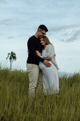 casal jovem apaixonado curtindo a gravidez do primeiro filho