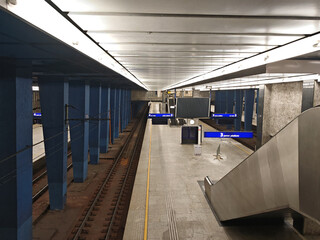 Modernizacja stacji Warszawa Śródmieście, zamknięte perony i wagony budowlane na torach. © smoku7979