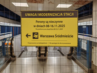 Tablica informacyjna dotycząca modernizacja stacji Warszawa Śródmieście. © smoku7979