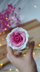 dłoń z sztuczną różą