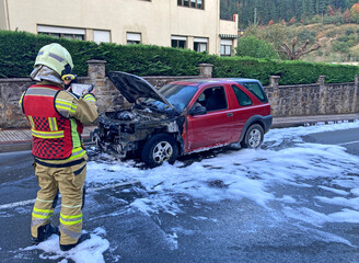 bombero apagando con espuma un coche incendiado en la calle sacando fotografias atestado IMG_8458-as25