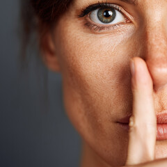 Obraz premium Mujer tocándose la nariz