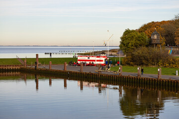 Ein sonniger Herbsttag im Nordseeheilbad Dangast mit Seehund