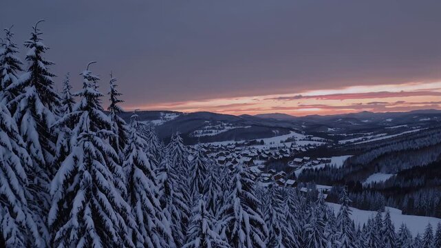 magnifique vid&eacute;o 4k ultra hd d&rsquo;un paysage enneig&eacute; dans les montagnes du haut jura apr&egrave;s les chutes de neige avec sapins et arbres couverts de givre au coucher du soleil cr&eacute;ant une atmosph&egrave;re
