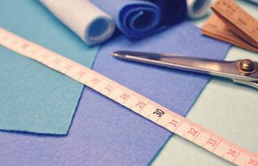 寒色のフェルト生地とメジャー　はさみ　ハンドメイド　手芸用品