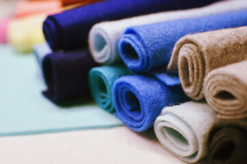 積み重なった寒色のフェルト生地のクローズアップ　手芸　裁縫　布　ハンドメイド