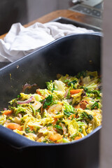 Brüter mit kochendem Wirsing auf Herd