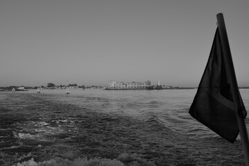 Sillage et drapeau : approche c&ocirc;ti&egrave;re sous ciel limpide