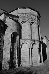 Arcatures et absides : g&eacute;om&eacute;trie romane en brique et lumi&egrave;re