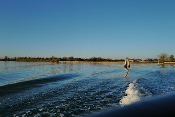 Sillage et ciel clair : glisse matinale sur lac paisible