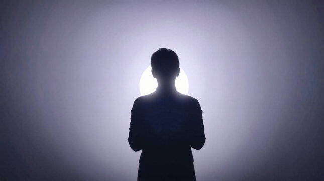 Silhouette vor hellem Kreis &ndash; Minimal Portrait, Backlit Figure &ndash; Halo Light Silhouette, Mystic Outline &ndash; Person vor Kreislicht