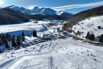 Site de Payolle, Campan sous la neige vu avec un drone, Hautes-Pyrénées