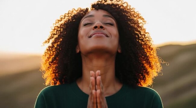 Mulher respira profundamente no campo sentindo bem-estar