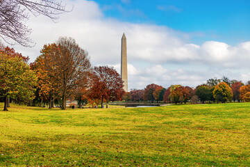 Fototapeta premium Washington Monument surrounded by colorful autumn foliage under a clear blue sky
