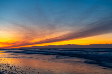Obraz premium Colorful Shelf Cloud over Beach and Sea at Twilight