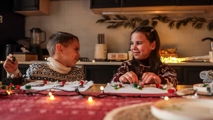 Early learning ideas. Christmas Tree from pom pon. Activities for Toddlers and Preschool Children © shine.graphics