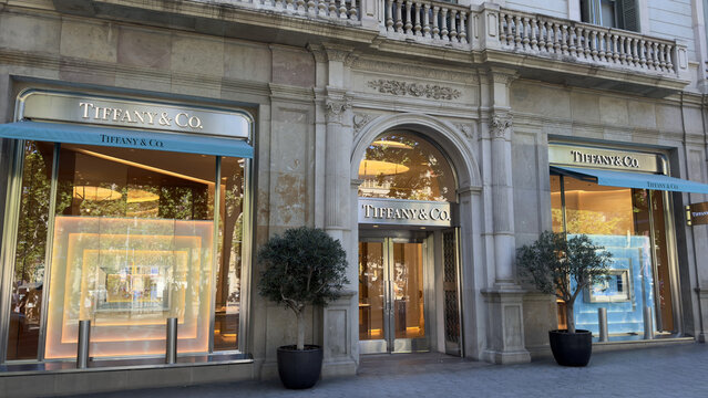 Tiffany & Co. Luxury Jewelry Store on Passeig de Gr&agrave;cia, Barcelona &ndash; Elegant Boutique Exterior. Spain