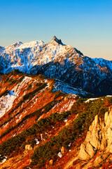 朝焼けの冠雪の北アルプスの槍ヶ岳