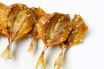 Grilled yellow-stripe scad with sesame