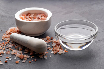 Salt crystals for mixing with water - Fine and coarse Himalayan pink salt in the bowl